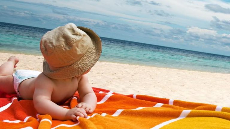 Παιδιά και παραλία: 13+1 έξυπνα tips για νέους γονείς